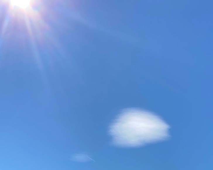 Sonne und blauer Himmel